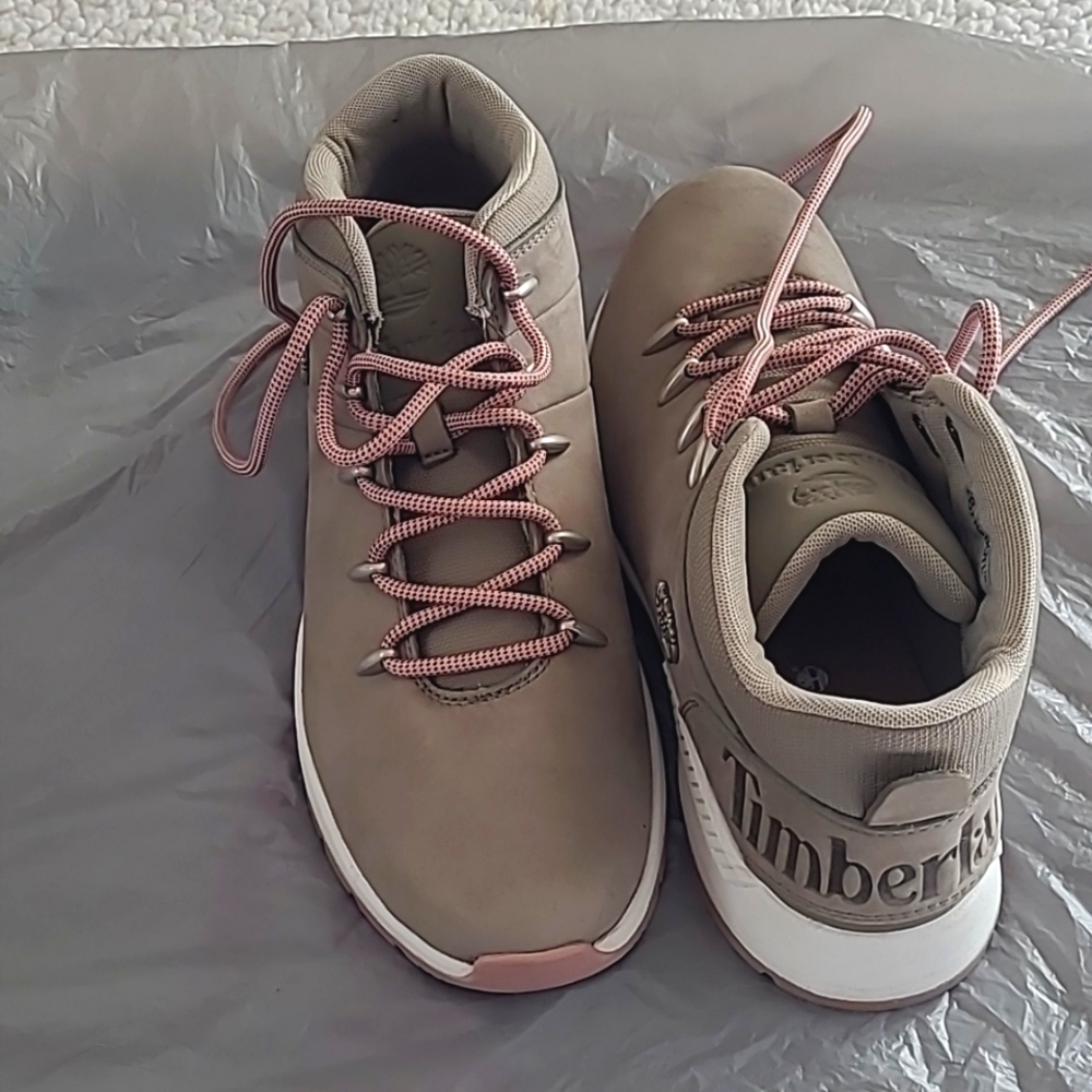 Women's Timberland Size 9 Boots. Gently Used.